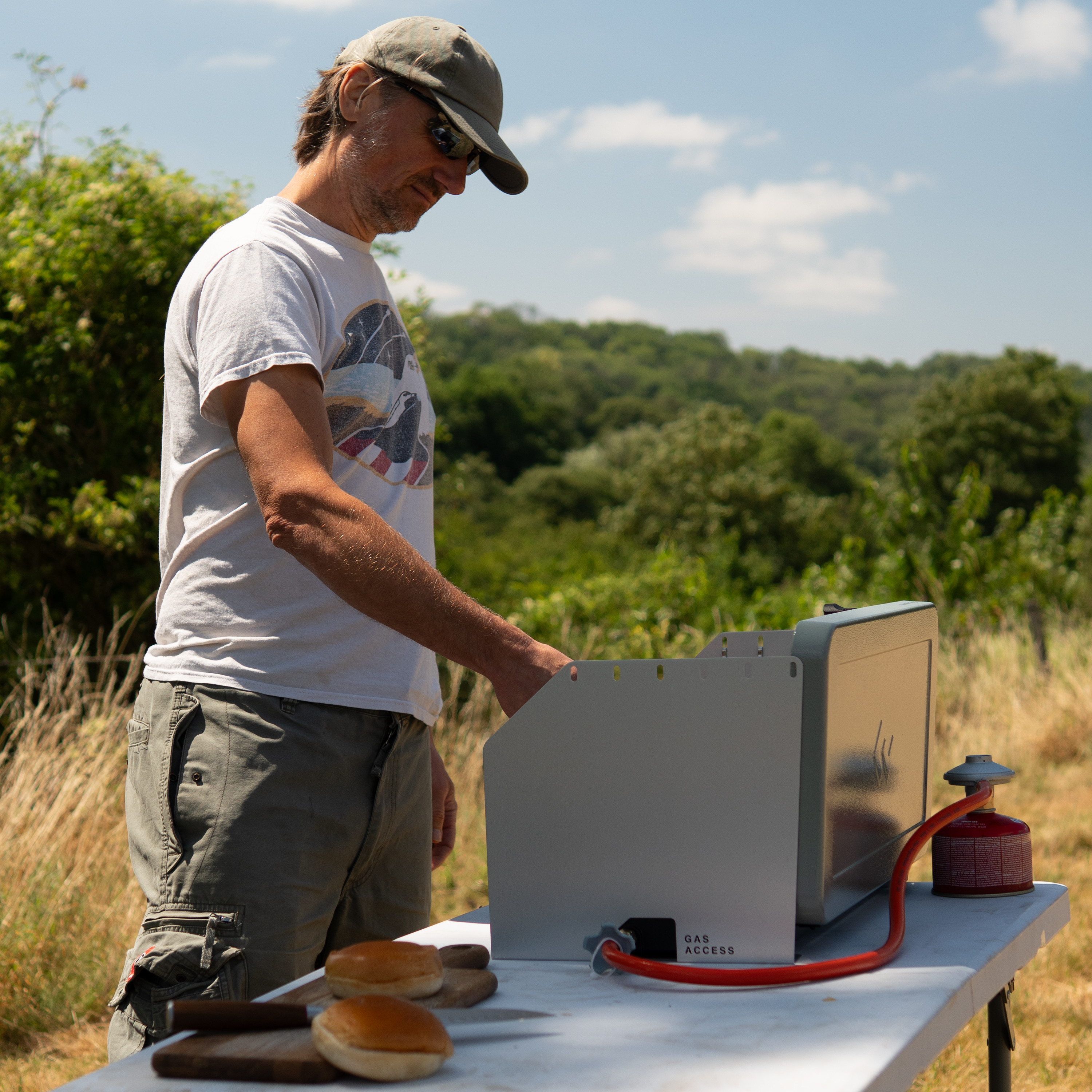 Aluminium windshield for Cadac BBQ - angle view